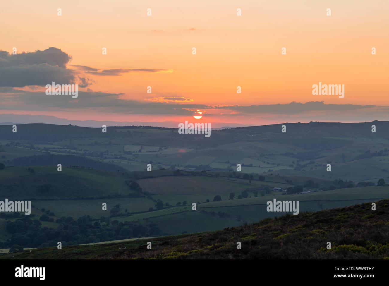 Coucher de soleil rouge sur les champs du Shropshire en Royaume-Uni Banque D'Images