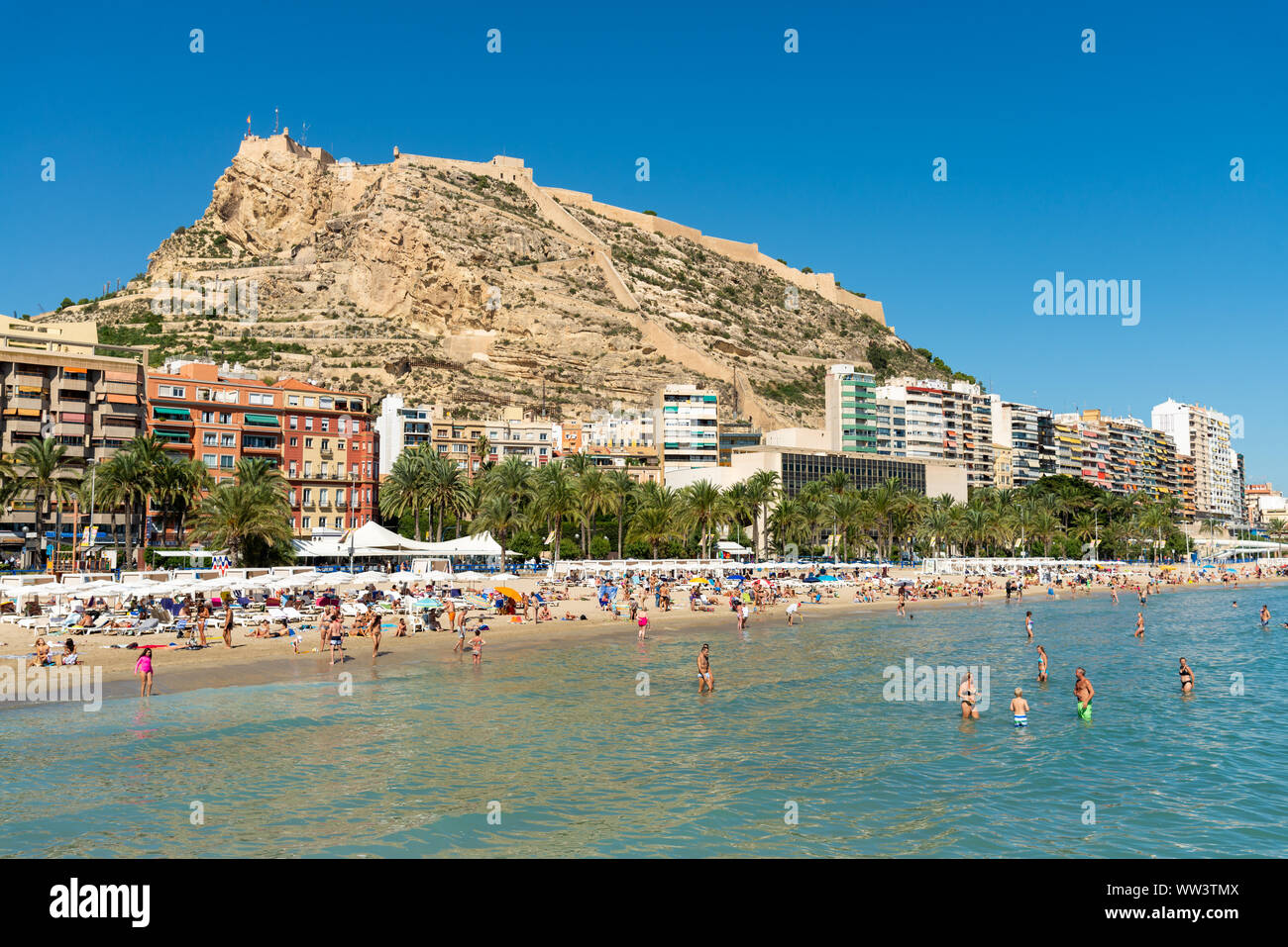 La plage et le mont Benacantil, Alicante, Costa Blanca, Espagne Banque D'Images