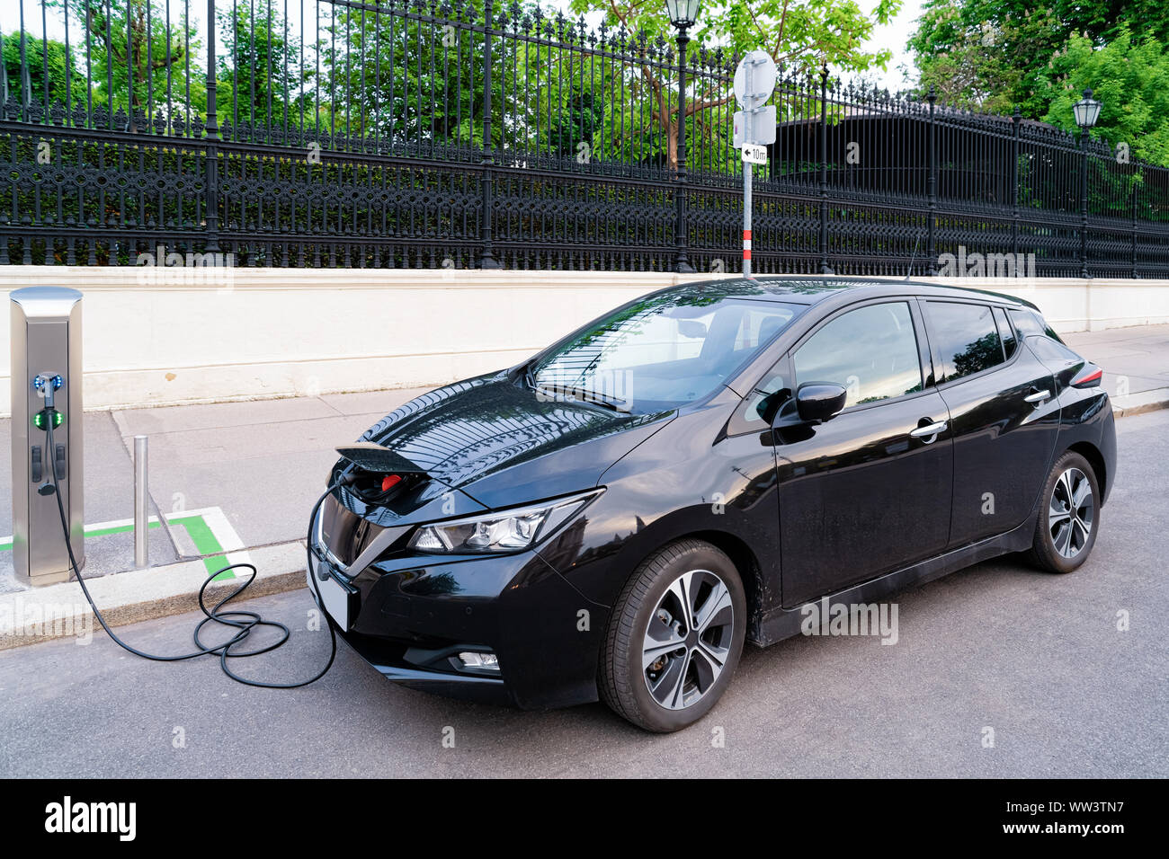 Station de charge de voiture électrique noir à Vienne Banque D'Images