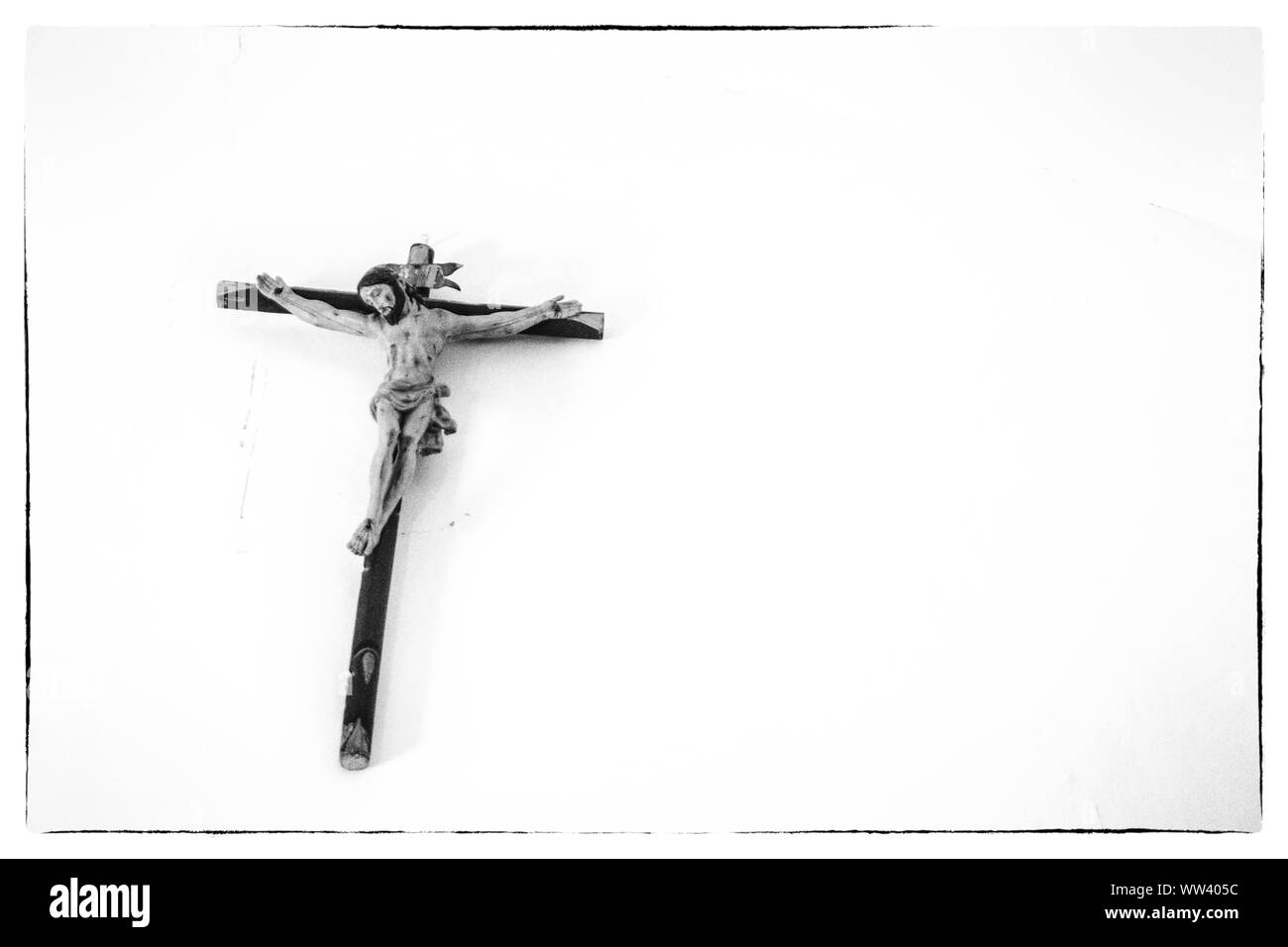Une seule croix accrochée sur le mur d'un couvent ; Grenade, Espagne. Banque D'Images