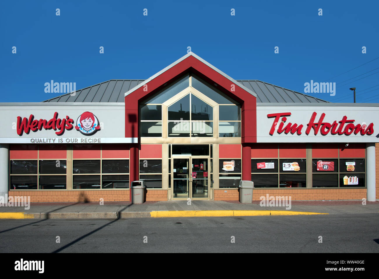 Ottawa, Canada - le 9 août. 2019 : Wendy's et Tim Hortons dans le même bâtiment sur le chemin Merivale Road. Les deux restaurants étaient autrefois appartenant à la même entreprise. Banque D'Images