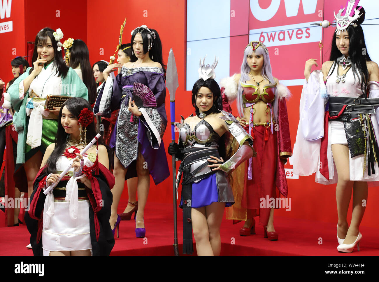 Chiba, Japon. Sep 12, 2019. Dans les modèles de costumes de logiciels de jeux vidéo présentent lors du Tokyo Game Show à Tokyo, Tokyo banlieue le Jeudi, Septembre 12, 2019. 655 jeu vidéo japonais et étrangers des sociétés liées à partir de 40 pays présentent leurs derniers produits à une foire commerciale de quatre jours. Credit : Yoshio Tsunoda/AFLO/Alamy Live News Banque D'Images