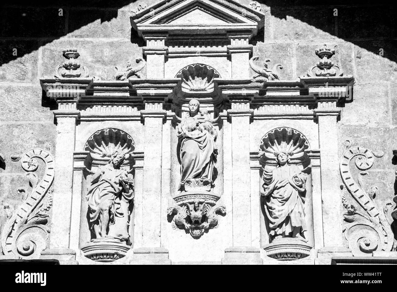Mur extérieur de la cathédrale de Grenade, en Espagne, orné de symboles et de figures religieux. Banque D'Images