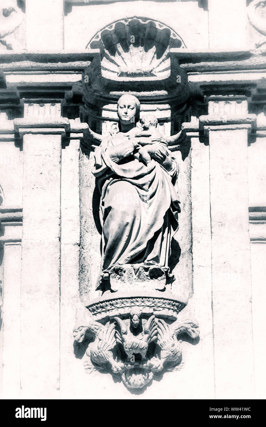 Mur extérieur de la cathédrale de Grenade, en Espagne, orné de symboles et de figures religieux. Banque D'Images