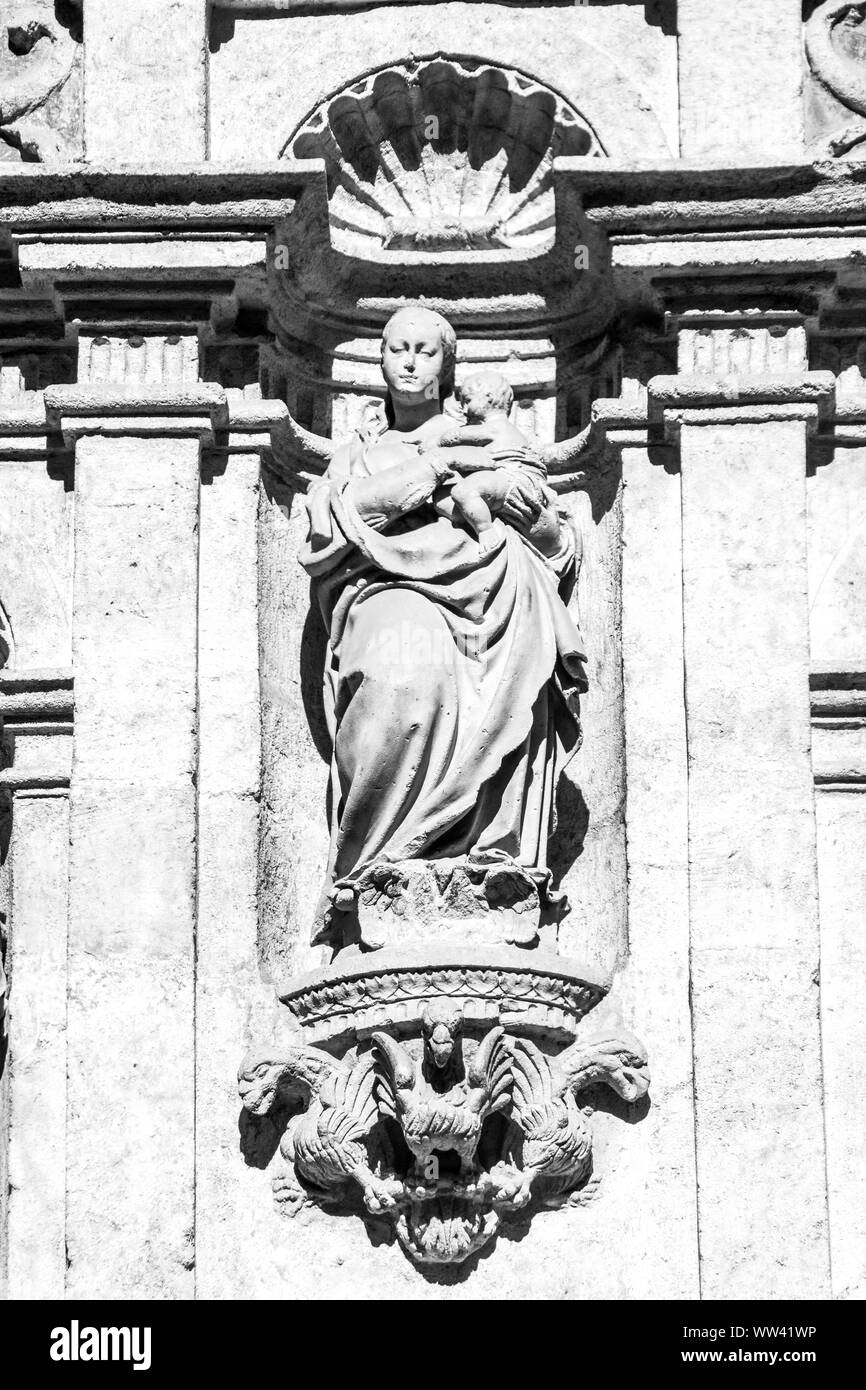 Mur extérieur de la cathédrale de Grenade, en Espagne, orné de symboles et de figures religieux. Banque D'Images