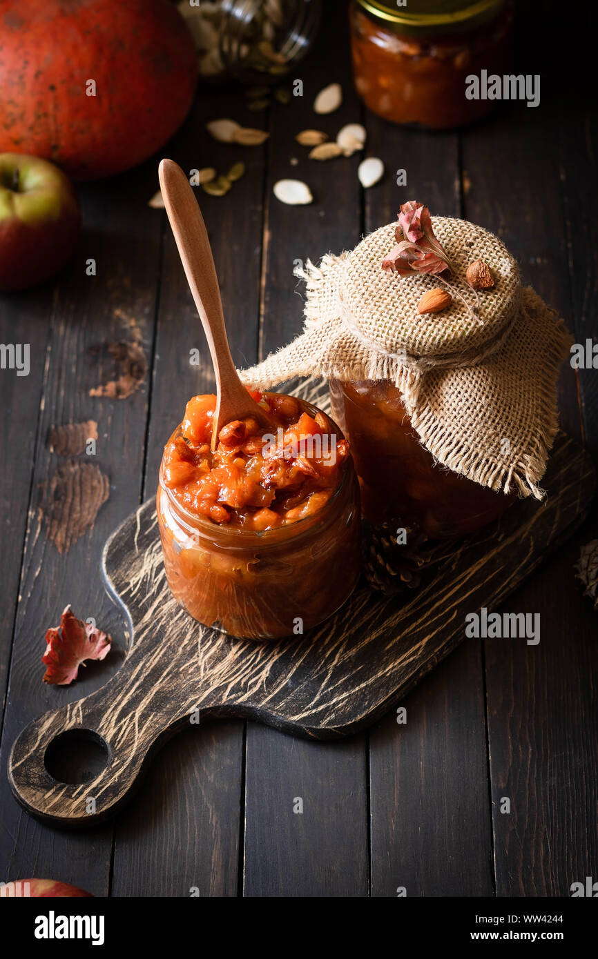 Confiture de citrouille sur un fond rustique foncé. Chasse d'automne. La vie toujours confortable de l'automne. Des préparatifs pour l'hiver. Banque D'Images