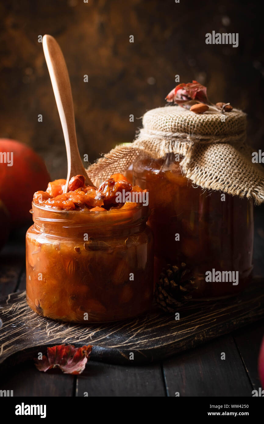 Confiture de citrouille sur un fond rustique foncé. Chasse d'automne. La vie toujours confortable de l'automne. Des préparatifs pour l'hiver. Banque D'Images