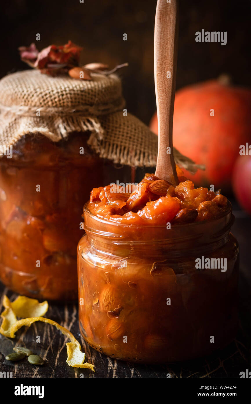 Confiture de citrouille sur un fond rustique foncé. Chasse d'automne. La vie toujours confortable de l'automne. Des préparatifs pour l'hiver. Banque D'Images