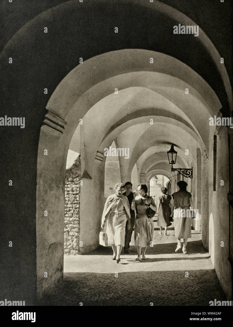 Cette arcade dans la petite ville, non loin de la place Wallenstein, n'a pas perdu le charme des temps anciens. Ce n'est que le son de la traces de vie quotidien a aujourd'hui pris la place de accoutred merveilleusement bien les chevaliers. Prague, 1900 Banque D'Images