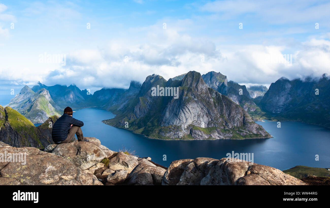 Reine du Reinebringen,vue sur les montagnes de superbes îles Lofoten, Norvège Banque D'Images