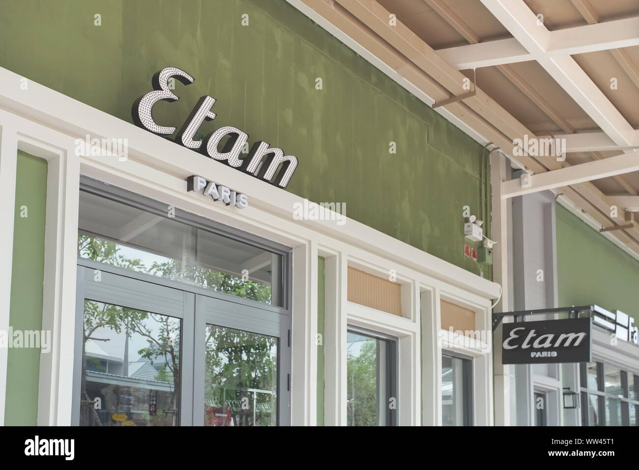 Samut Prakan, Thaïlande - 06 septembre 2019 : Paris Etam magasin dans le nouveau shopping mall Central Village. Banque D'Images