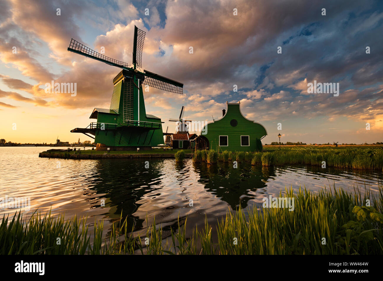 Scenic emplacement historique ; Zaanse Schans. Les moulins à vent le long du canal. L'histoire néerlandaise prend vie à travers le musée et de nombreux ateliers et bâtiments. Banque D'Images