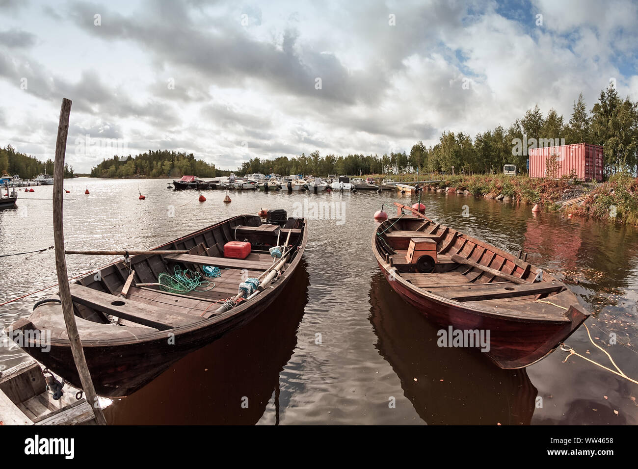 Deux vieux bateaux de pêche en bois attendre pour les pêcheurs au port de, Finlande. Ces bateaux de pêche traditionnels sont effectivement utilisés sur mer. Banque D'Images