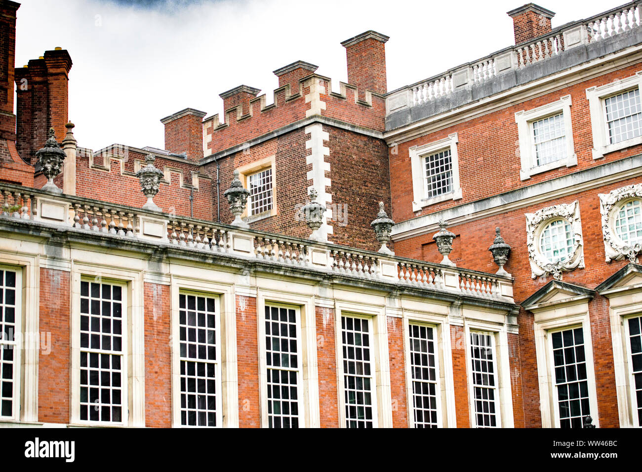 Hampton Court Palace, quartier de Richmond, en Angleterre. Cour intérieure vue du bâtiment de briques et de grandes fenêtres. Banque D'Images