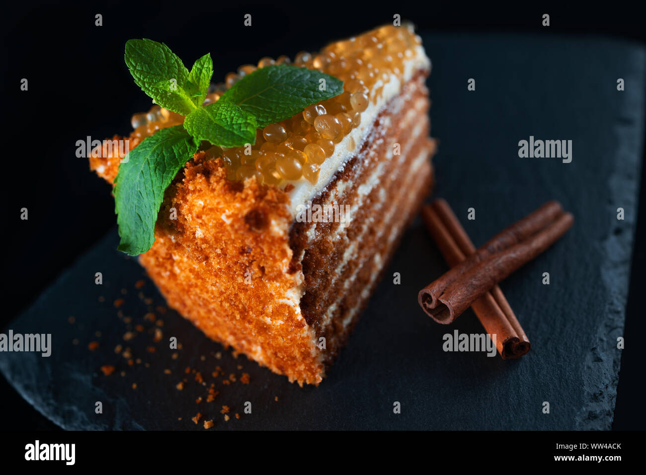 Gateau Au Miel Avec Des Perles D Or Et Feuille De Menthe Et Cannelle Sur Plaque De Pierre Isole Sur Fond Noir Photo Stock Alamy Gateau Au Miel Avec Des Perles D Or Et Feuille De Menthe Et Cannelle Sur Plaque De Pierre Isole Sur Fond Noir Photo Stock Alamy