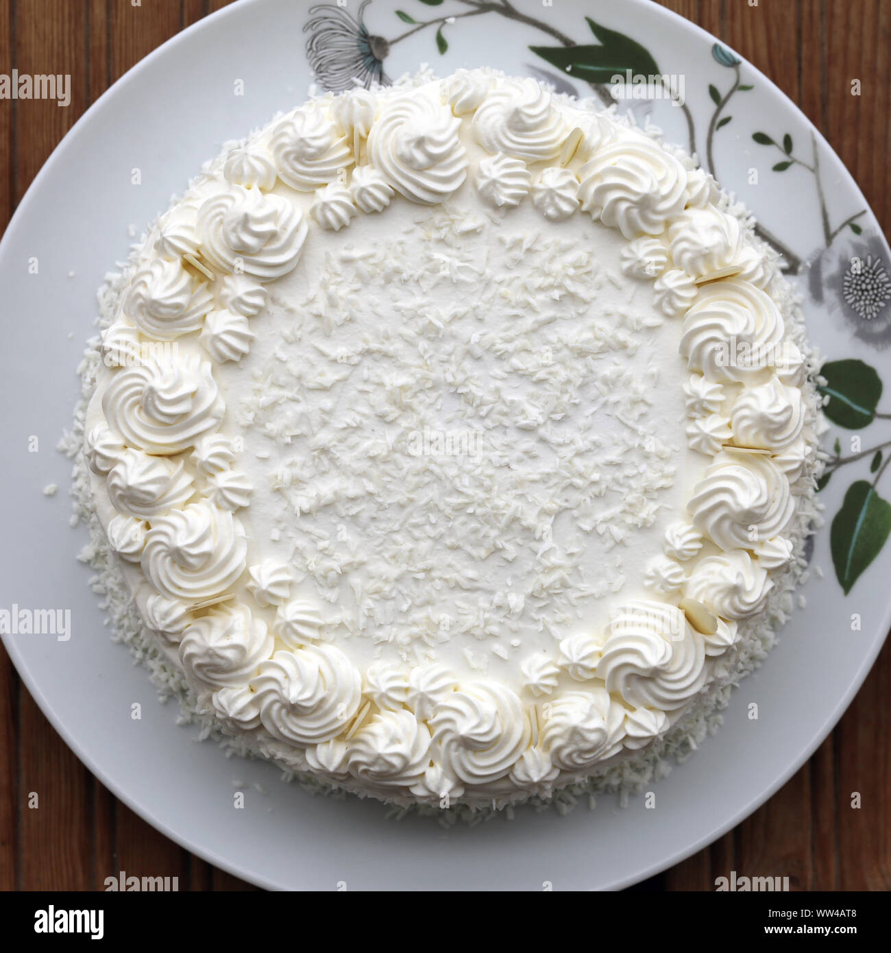 Gateau Raffaello Maison Gateau Aux Amandes Noix De Coco Dans Un Gros Plan Decoree De Creme Fouettee Noix De Coco Et Des Tranches D Amandes Belle Patisserie Detaillees Photo Stock Alamy Gateau Raffaello Maison Gateau Aux Amandes Noix De Coco Dans Un Gros Plan Decoree De Creme Fouettee Noix De Coco Et Des Tranches D Amandes Belle Patisserie Detaillees Photo Stock Alamy