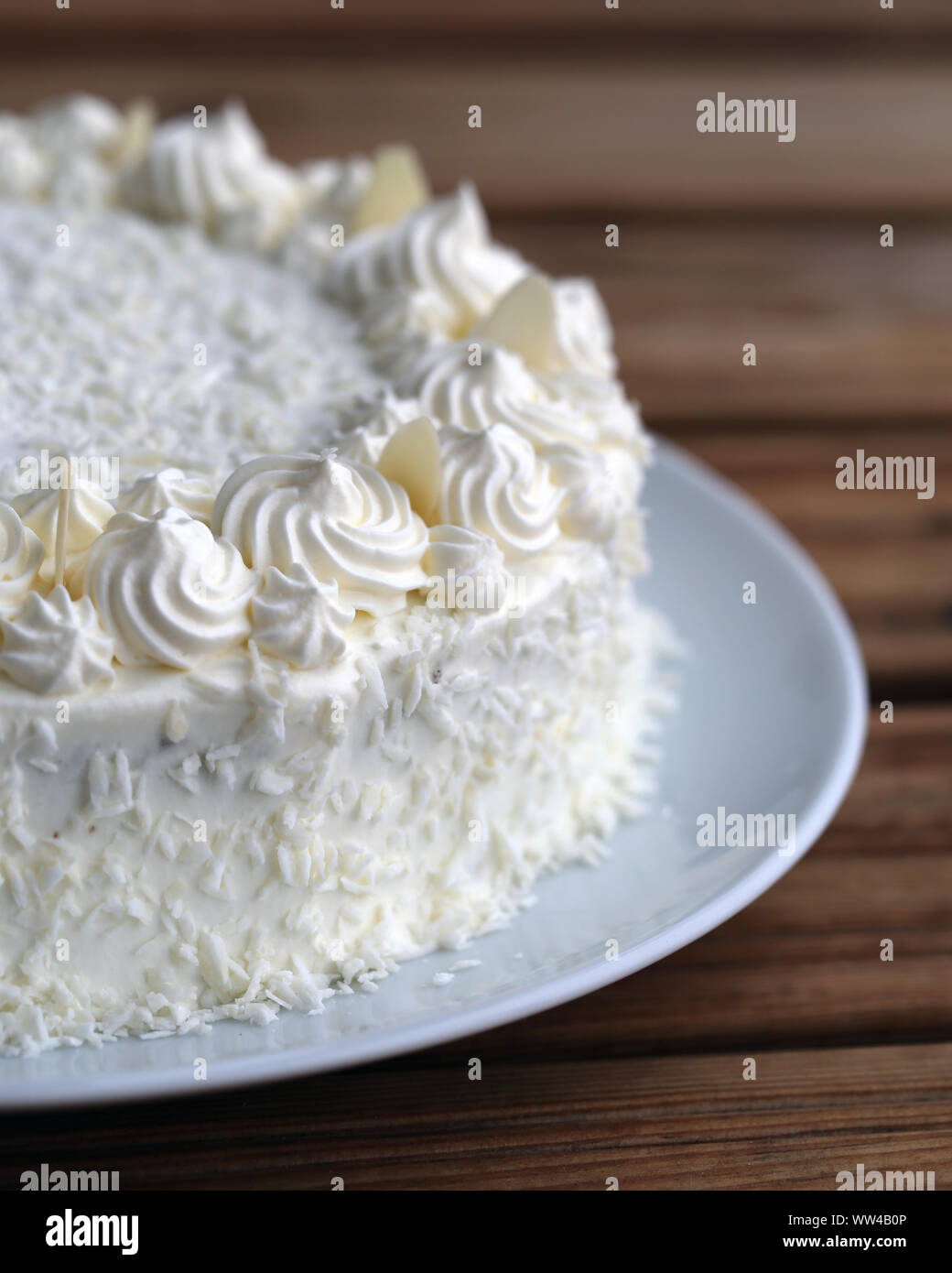 Gateau Raffaello Maison Gateau Aux Amandes Noix De Coco Dans Un Gros Plan Decoree De Creme Fouettee Noix De Coco Et Des Tranches D Amandes Belle Patisserie Detaillees Photo Stock Alamy