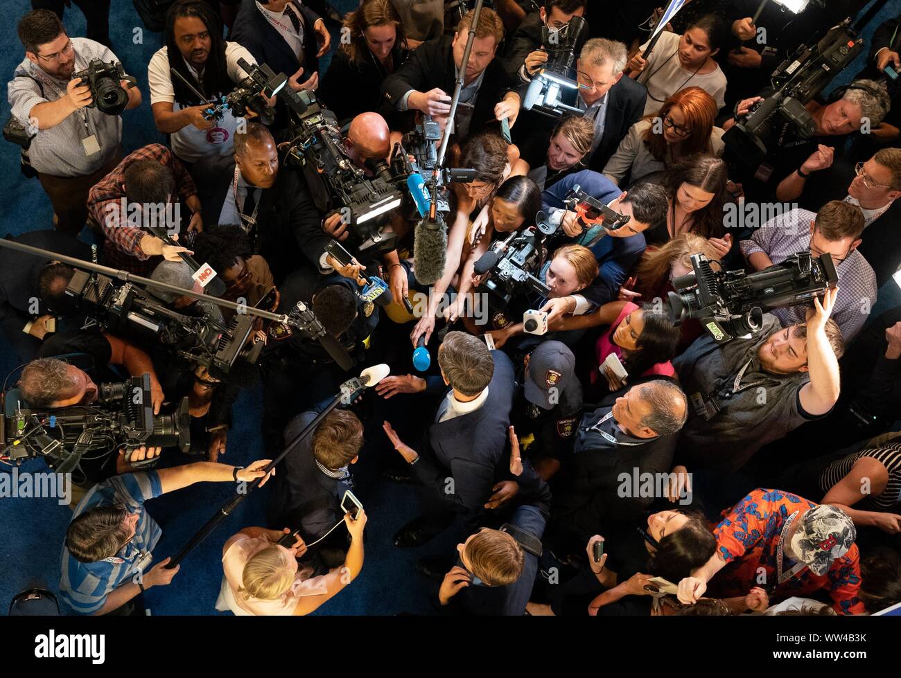 Houston, Texas, USA. 13 Sep, 2019. Le candidat démocrate à l'ancienne République Beto O'Rourke, D-TX, parle aux médias à la suite de l'ABC News Débat démocratique sur le campus de l'Université du sud du Texas à Houston le Jeudi, Septembre 12, 2019. Il s'agissait du troisième débat démocratique de l'élection de 2020 et le premier cycle où les trois favoris partager la scène. Credit : UPI/Alamy Live News Banque D'Images