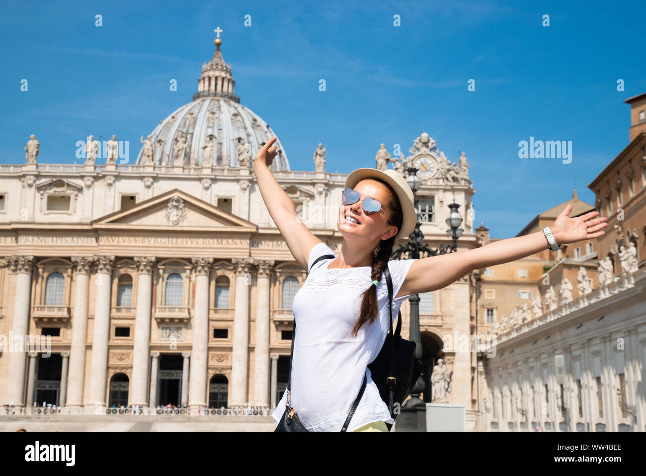 Excitée Femme en face de la Basilique St Pierre au Vatican Banque D'Images