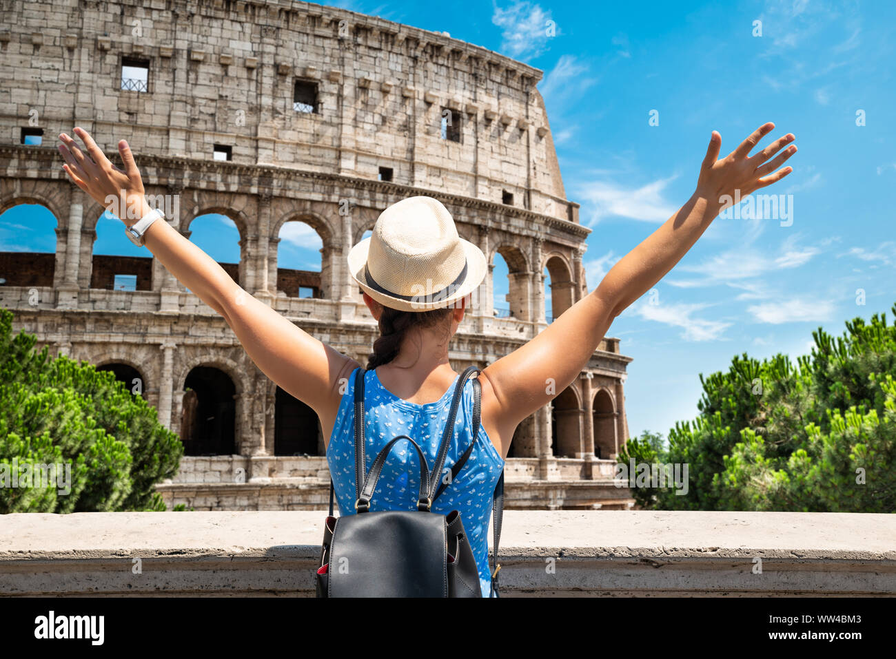 Touriste debout devant le Colisée à Rome, Italie Banque D'Images