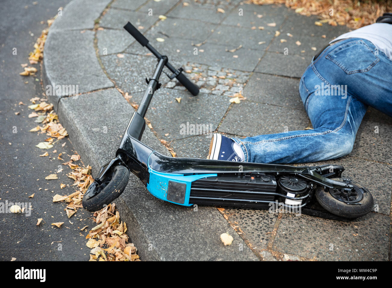 Accident de scooter électrique Banque de photographies et d'images à haute  résolution - Alamy