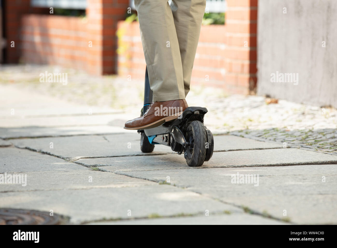 Jeune homme monté sur un scooter de coup Banque D'Images