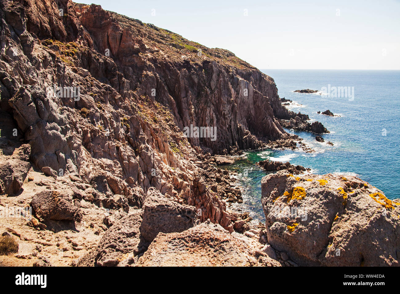 Les falaises côtières sur la réserve LIPU Île San Pietro Sardaigne Italie Banque D'Images