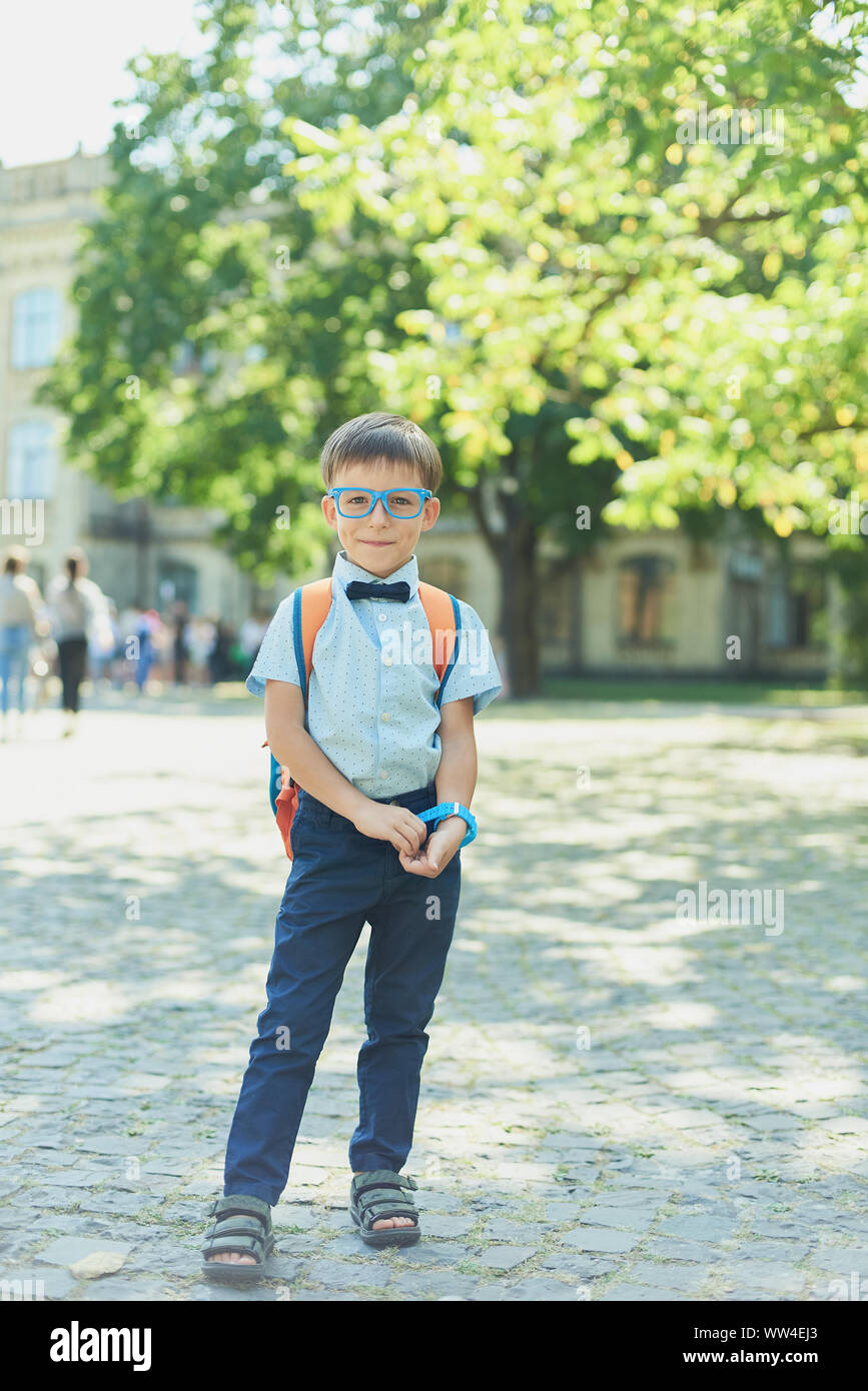 Portrait of happy boy intelligente dans les verres en chemise et papillon.  Première fois à l'école. Retour à l'école. Petit écolier intelligent.  concept de l'apprentissage, sch Photo Stock - Alamy