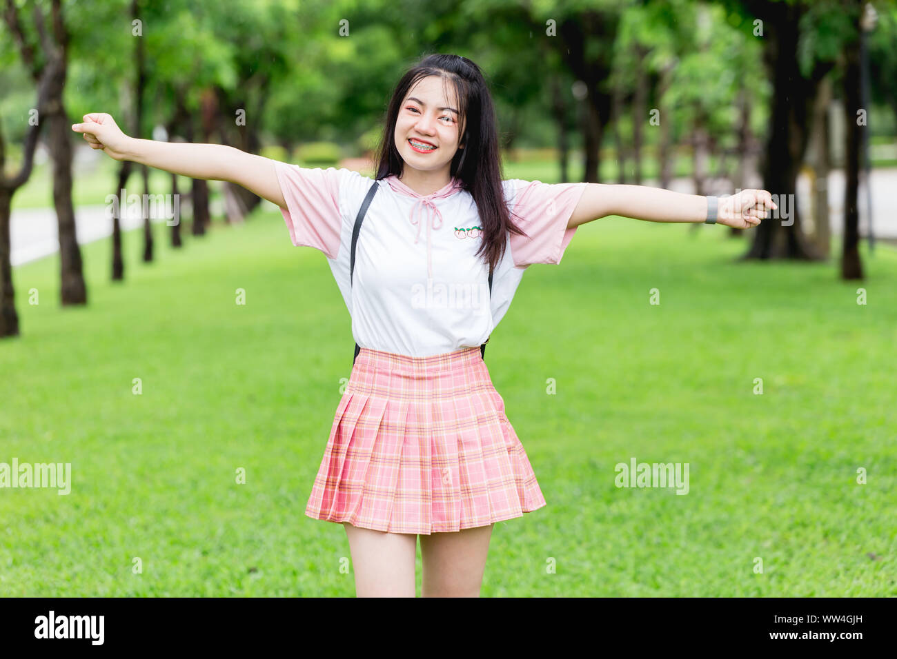 Étudiant asiatique teen brace dents smiling happy smile outdoor Banque D'Images