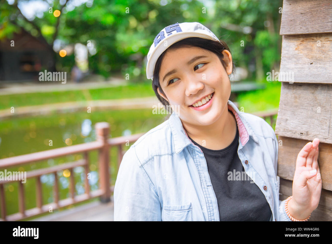 Portrait timide jeune ado asiatique innocente happy smiling aiment voyager Banque D'Images