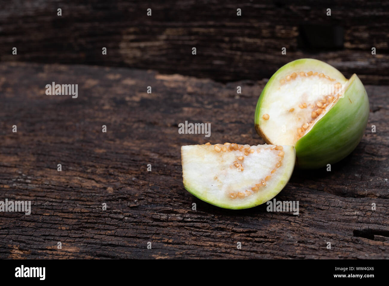 Aubergine thaï ou Solanum xanthocarpum bon légume sur fond de bois Banque D'Images
