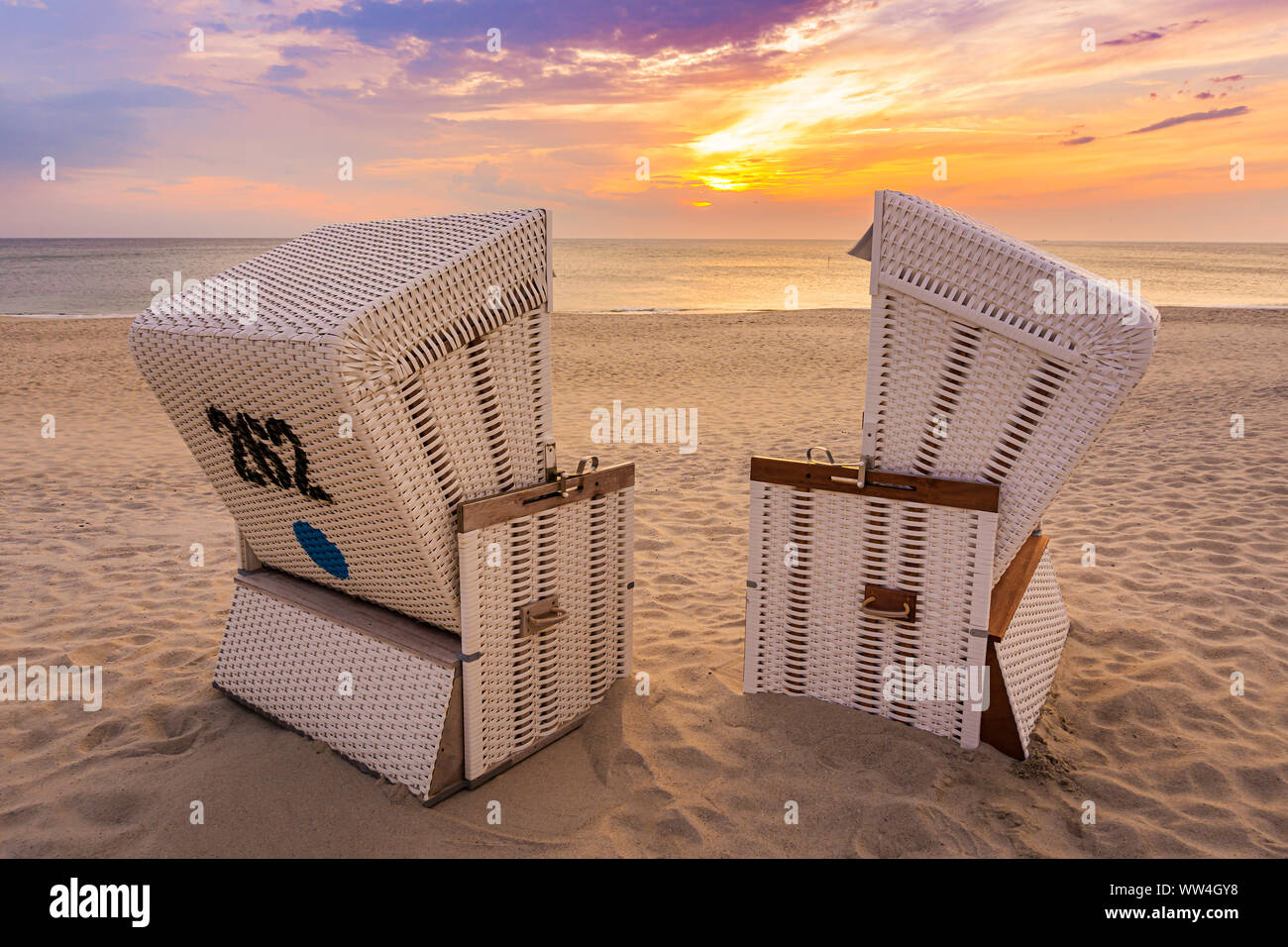 Le coucher du soleil et chaises de plage - Kampen, Sylt Banque D'Images