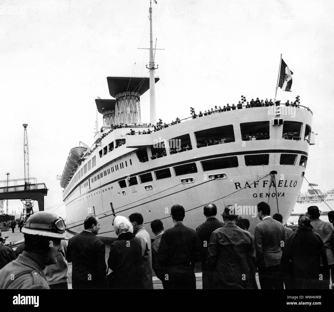 Transatlantico raffaello revient à le port de Gênes après un incendie à bord, 7 novembre 1965 Banque D'Images