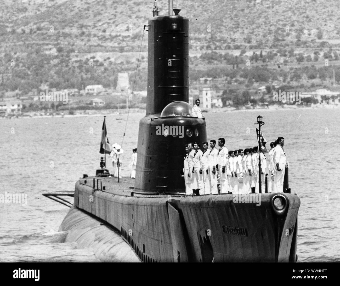 Les marins déployés sur le pont du sous-marin Evangelista Torricelli, Gaeta, Juillet 1961 Banque D'Images