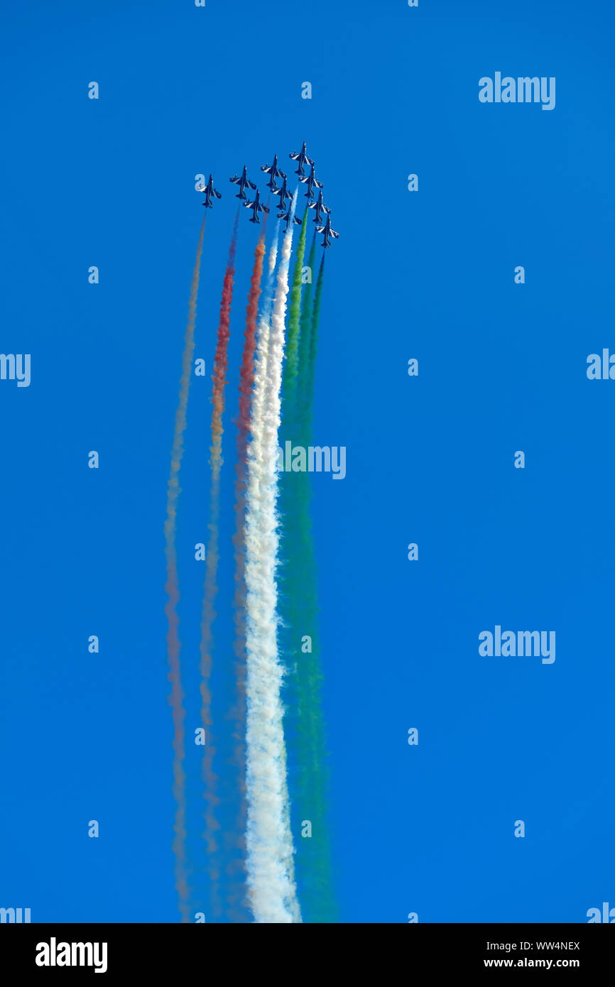 L'équipe de voltige italienne Frecce Tricolori pendant un vol montrent à Lignano Banque D'Images