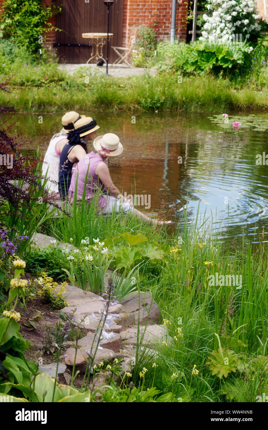 Trois chanteurs assis à un étang de jardin au festival des jardins le 15 juin 2014 à Biesendorf, Banque D'Images