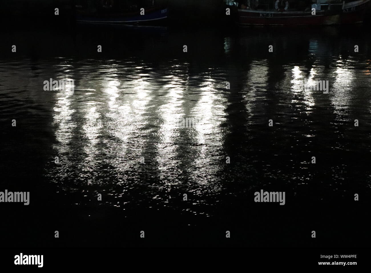 Réflexions dans l'eau, de Harbour Banque D'Images