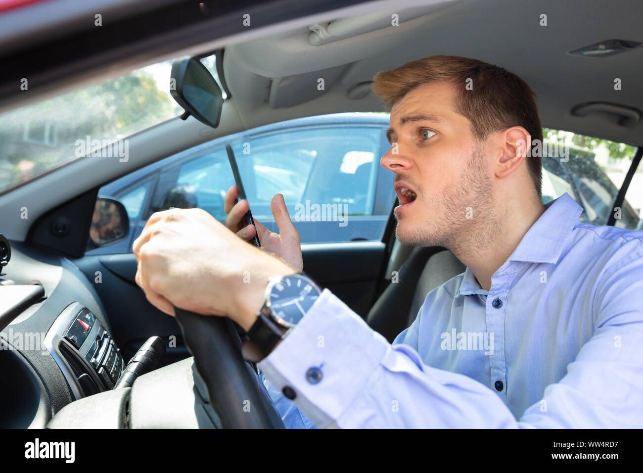 Conducteur avait presque accident lors de l'utilisation de téléphone au volant d'un véhicule Banque D'Images