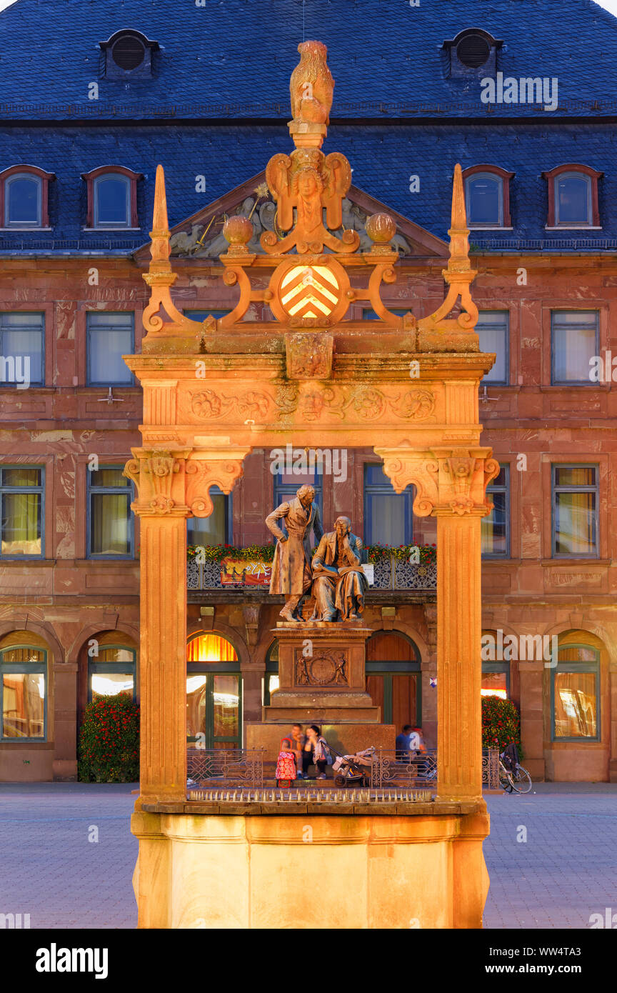 Fontaine du marché et BrÃ¼der Grimm national monument en face de l'hôtel de ville de la ville nouvelle, Hanau, Hesse, Allemagne Banque D'Images