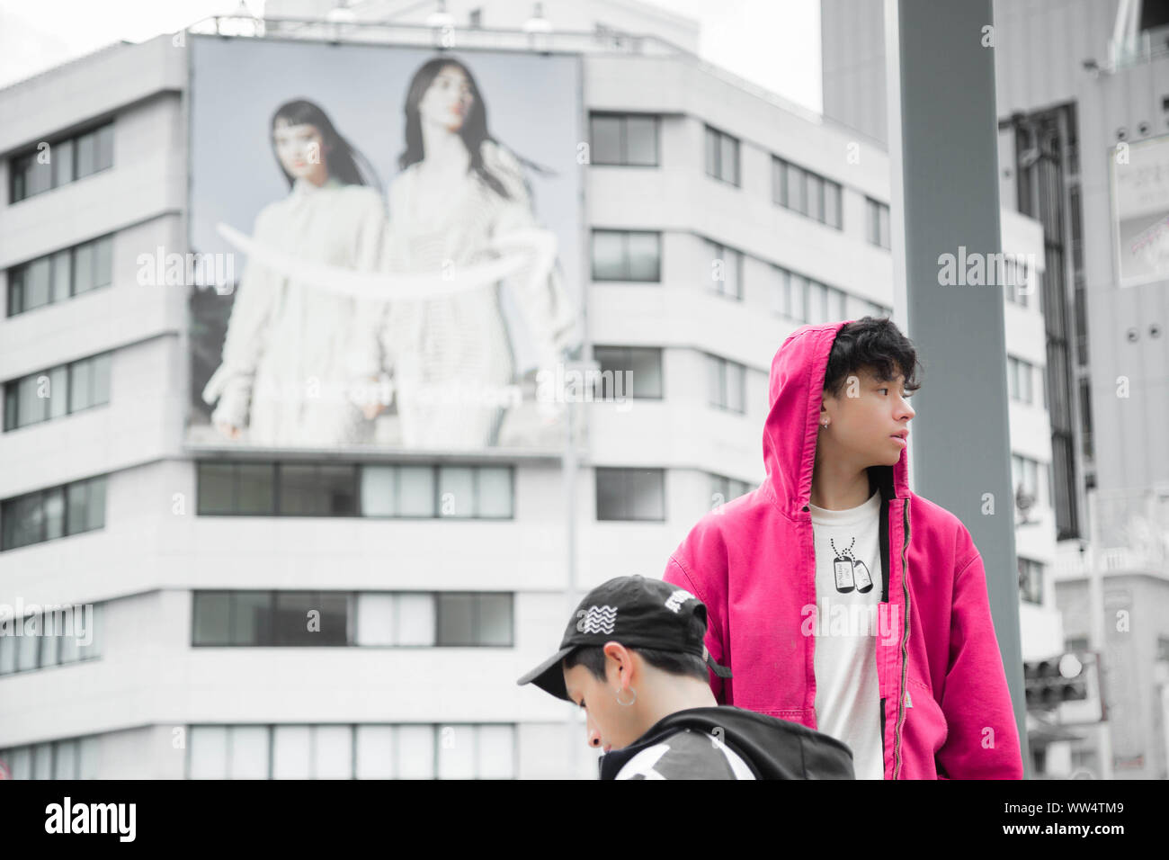Deux jeunes touristes asiatiques pause dans votre journée de visites sur la rue de la mode, Harajuku Omotesando,, Tokyo, Japon. Banque D'Images