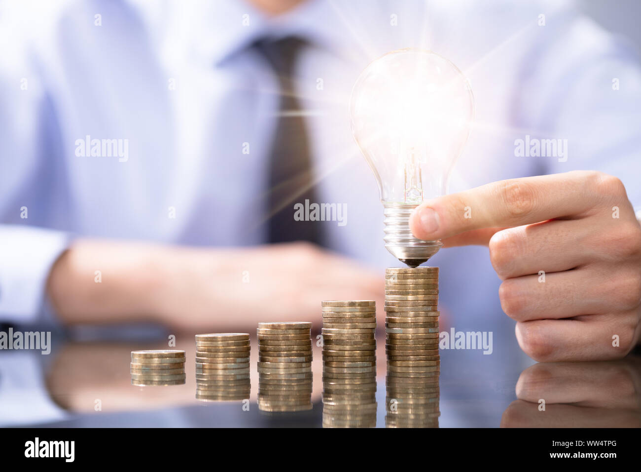Homme s'idée de la façon de faire croître leurs bénéfices. Maintenant Lughtbulb Banque D'Images