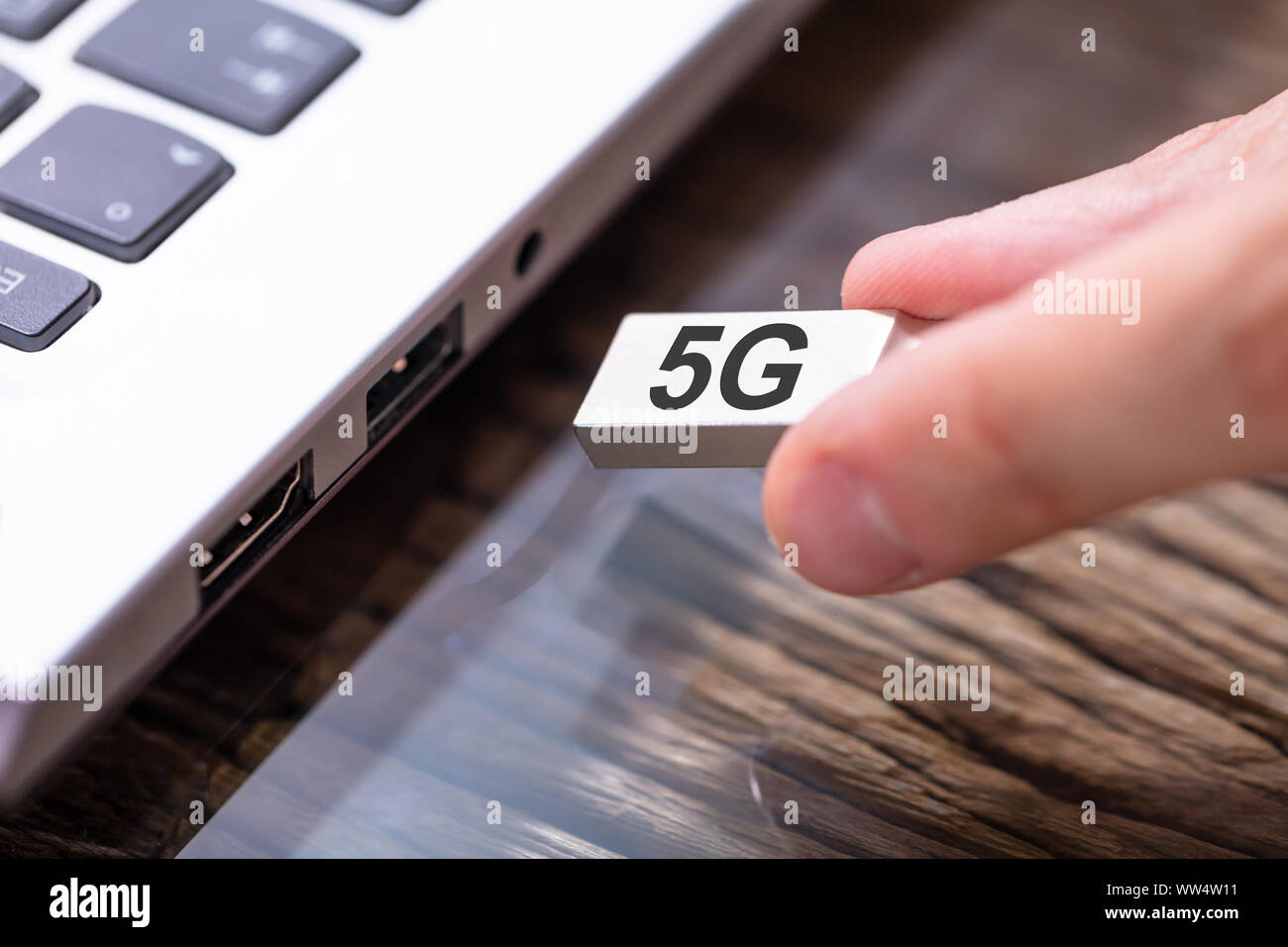 L'homme de la connexion 5G Modem pour ordinateur portable Banque D'Images