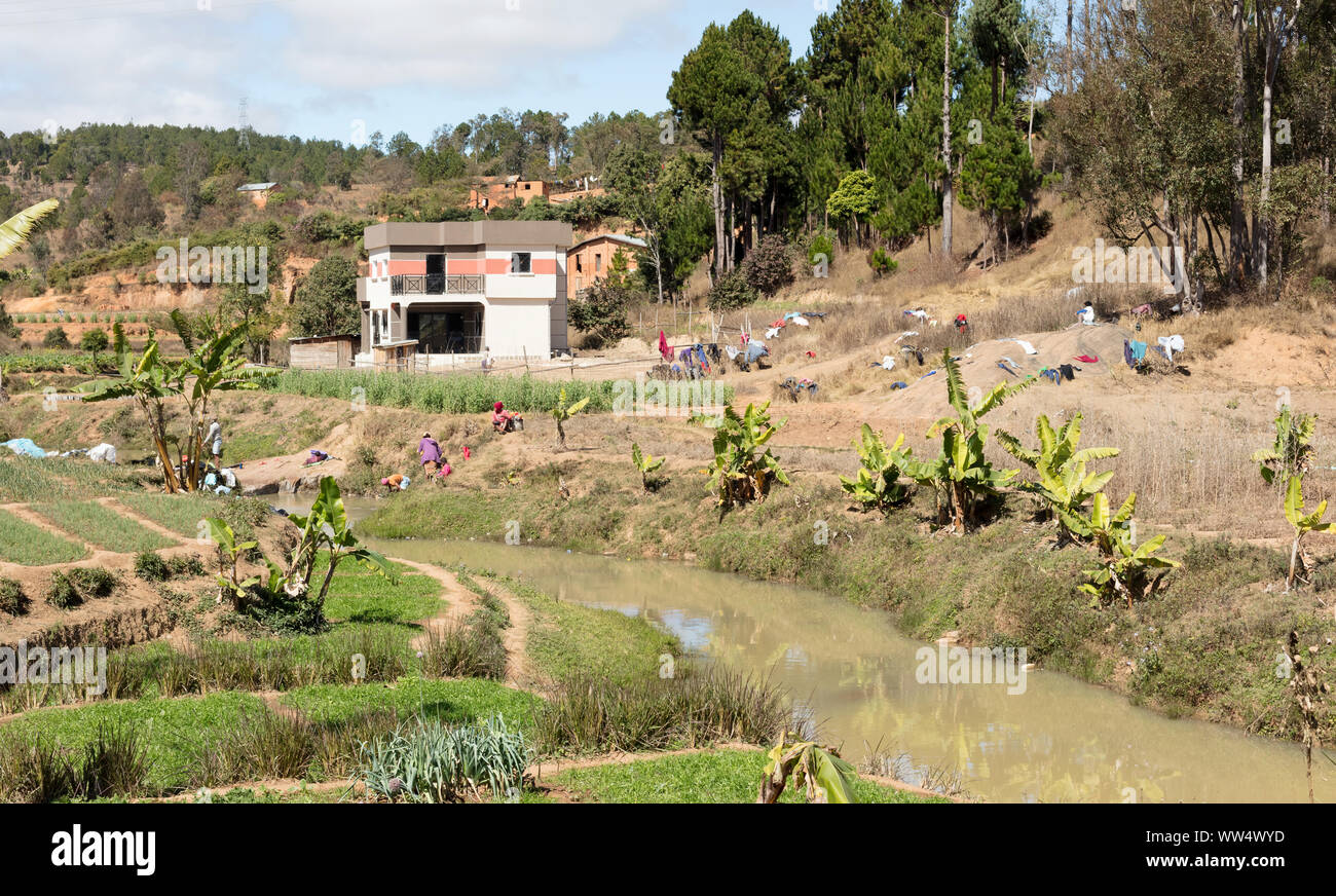 La population locale la lessive dans la rivière, à Madagascar Banque D'Images