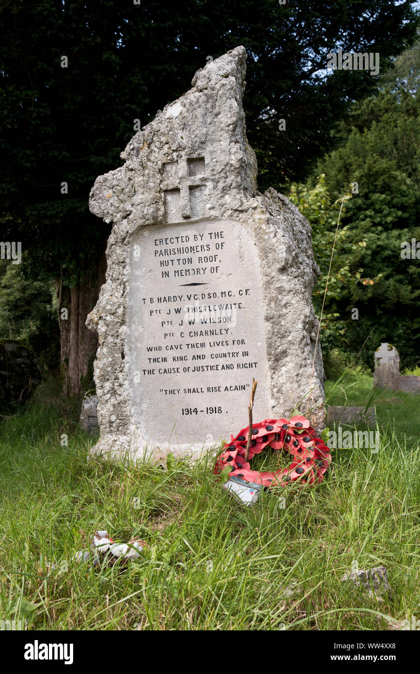 Le monument aux morts dans le cimetière dans le village de Hutton Roof, Cumbria. Y compris la mémoire de Théodore Hardy VC. Banque D'Images