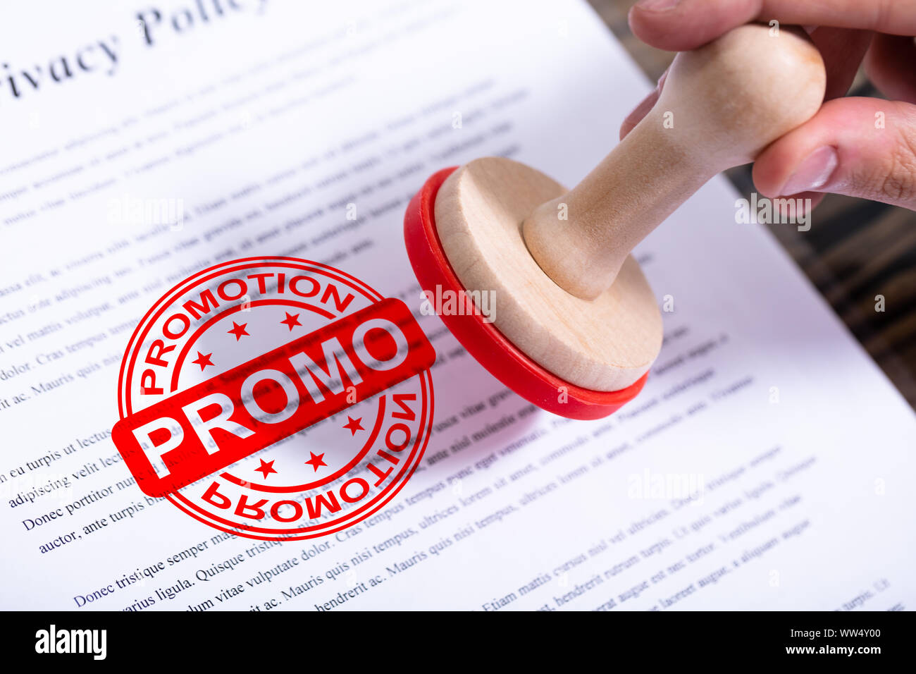 Businessman Hand Putting Promotion Stamp sur le document Banque D'Images