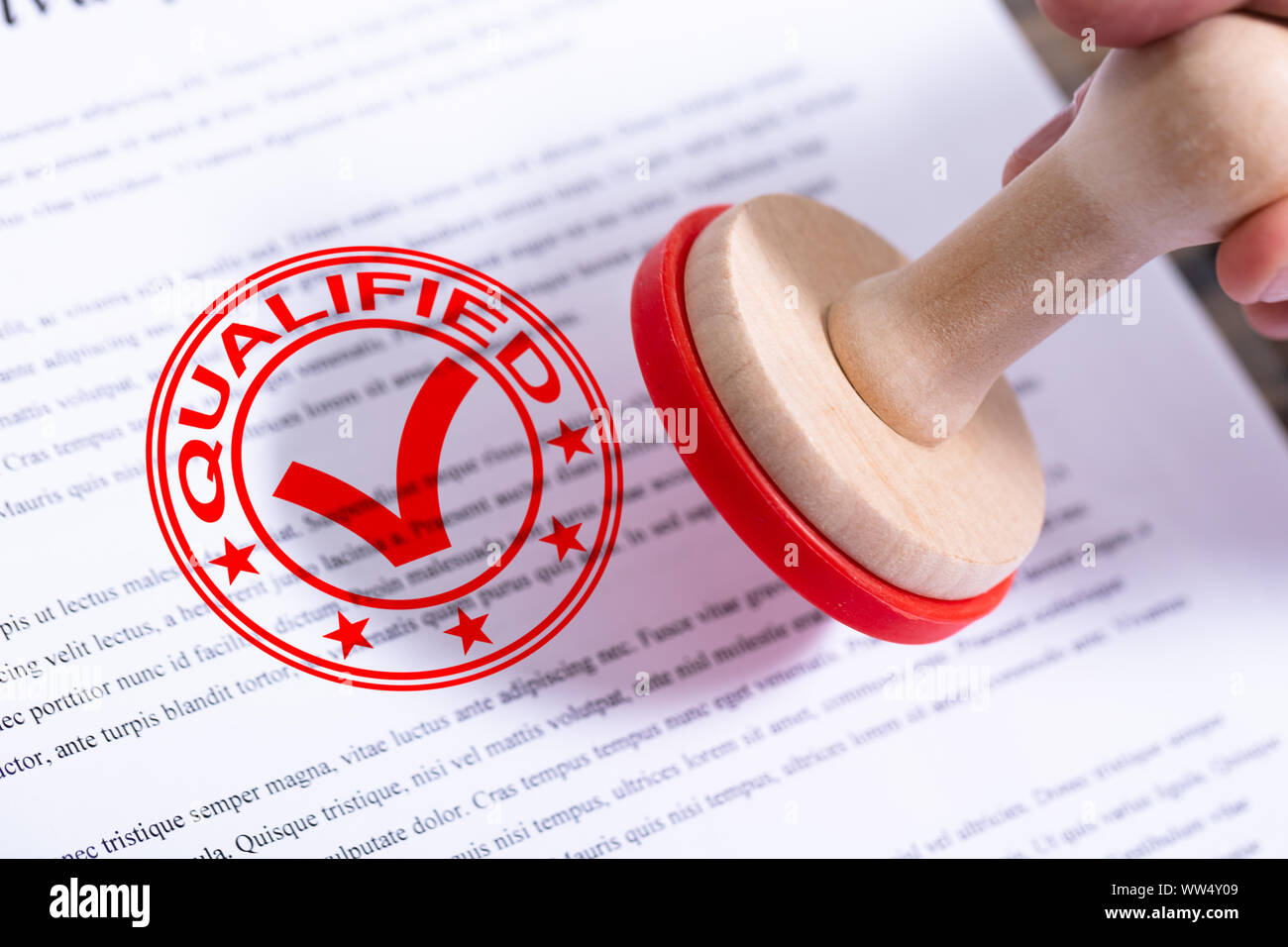 Businessman Hand Putting Stamp qualifié sur le document Banque D'Images