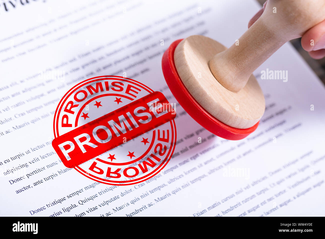 Businessman Hand Putting Promesse Stamp sur le document Banque D'Images