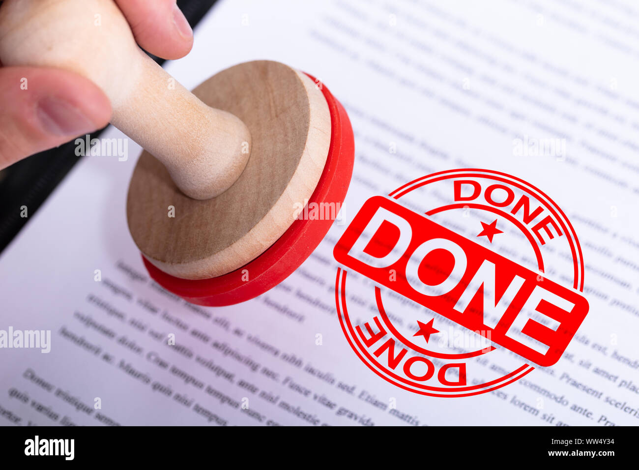 Businessman Hand Putting fait apposer sur le document Banque D'Images