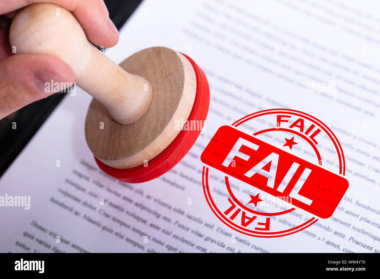 Businessman Hand Putting Ne Stamp sur le document Banque D'Images