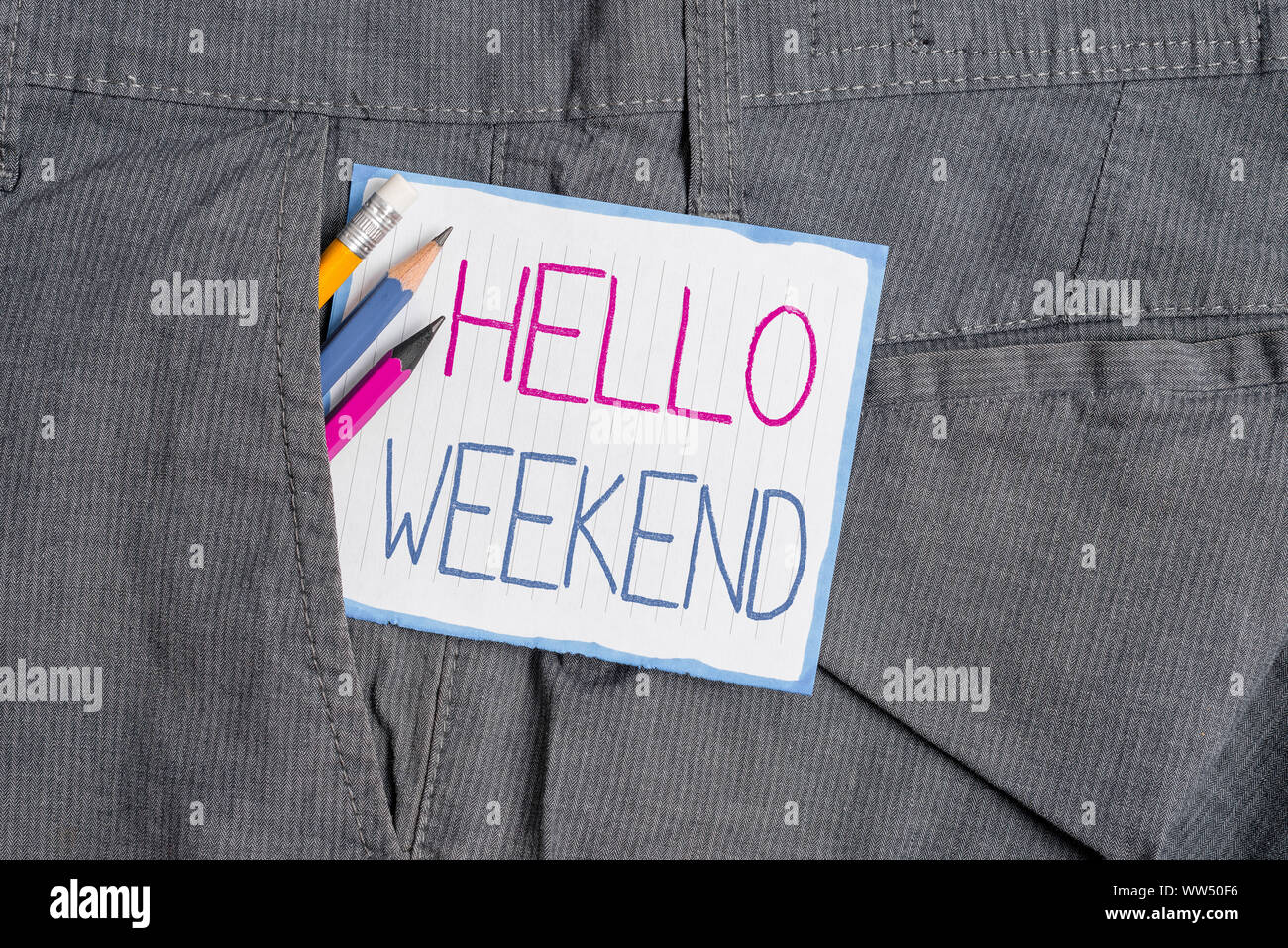 Texte de l'écriture Bonjour Week-end. Photo conceptuelle Aventure Escapade détente positivité vendredi Invitation écrit et l'équipement note papier blanc insi Banque D'Images